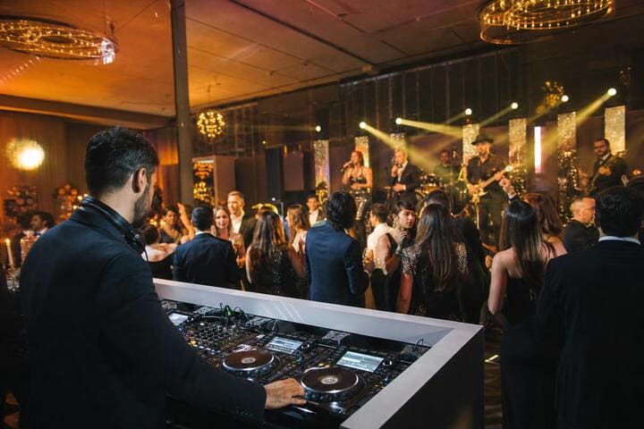 Come scegliere DJ, vocalist o band per il Capodanno a Roma